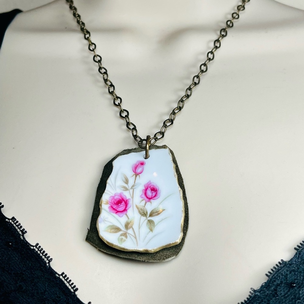 Floret Tea Rose Broken China Necklace - Green Leather Pendant | Alma Antigua